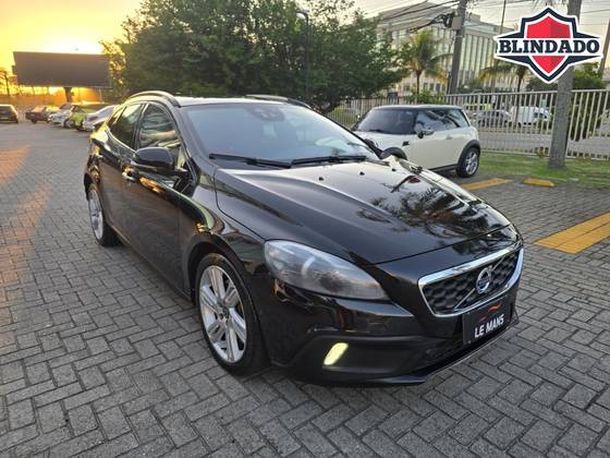 VOLVO V40 2.0 T5 CROSS COUNTRY AWD TURBO GASOLINA 4P AUTOMÁTICO